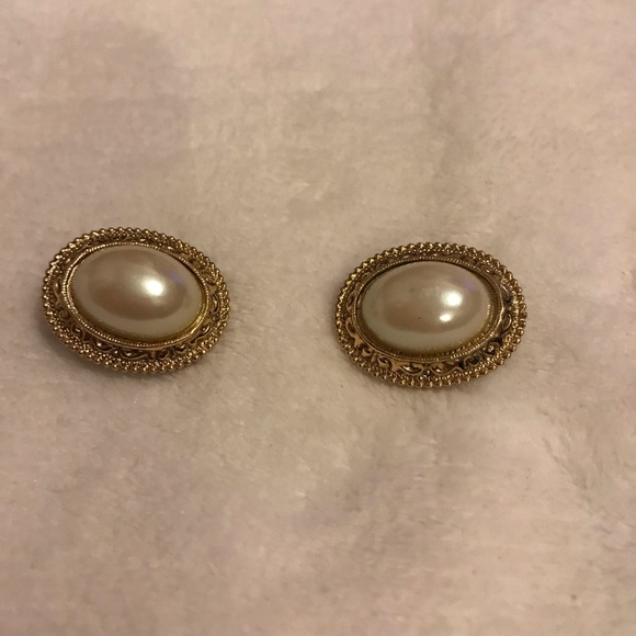 Vintage Avon clip on earrings - Picture 2 of 4